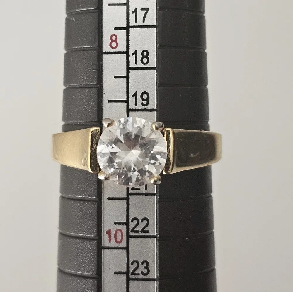 Elegant Gold Ring with Clear Stone